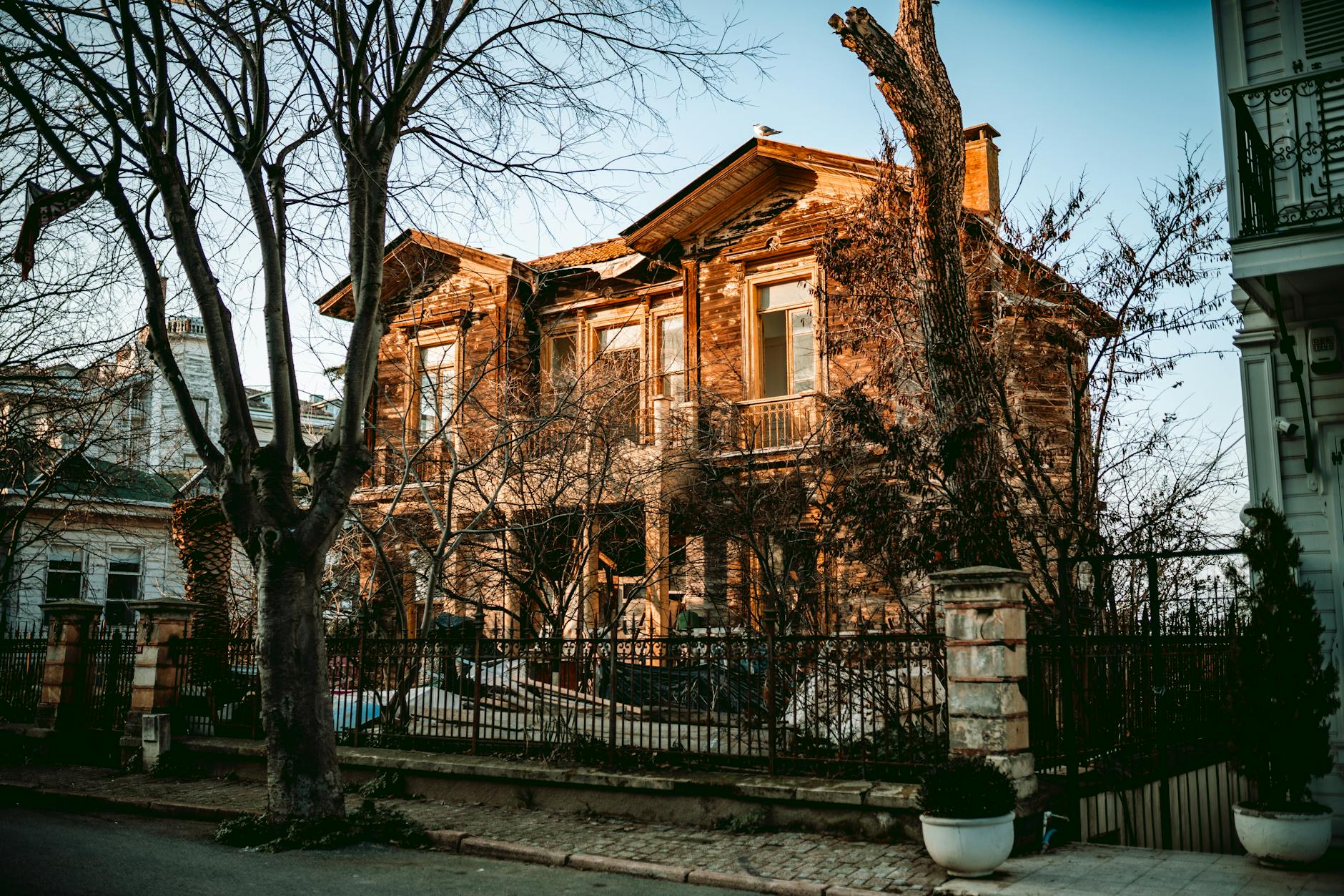 Verfallendes, holzverkleidetes historisches Gebäude auf den Prinzeninseln, erkennbar an der typischen Architektur der Buyukada, Istanbul.